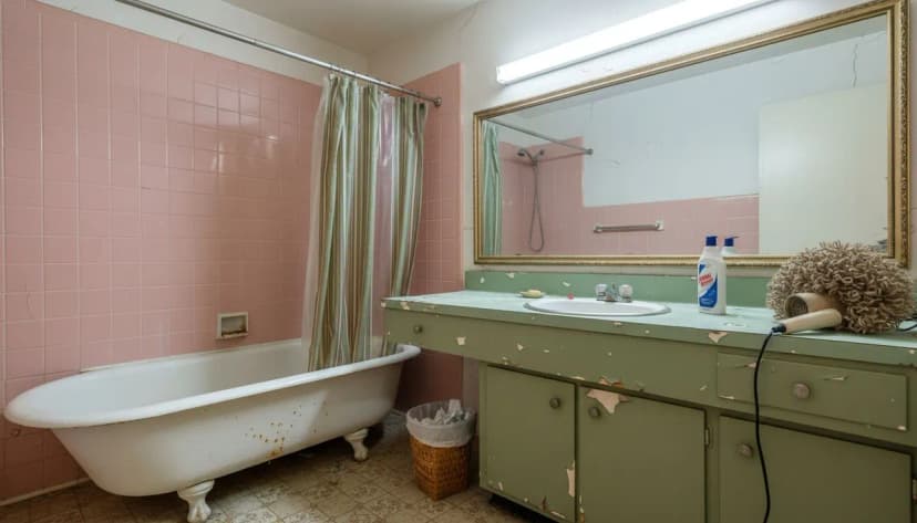 Baño antes del rediseño con IA - estilo antiguo